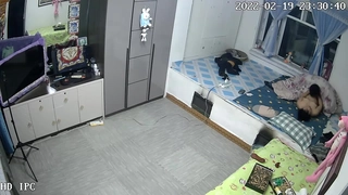 18岁的女孩和她的男友享受热辣的邂逅