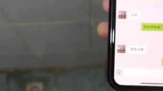 一个年轻的红发女郎和她的继兄弟一起自慰的POV视频