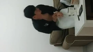 漂亮骚情美女主播勾引了一个小哥 去户外找个地方啪啪啪 现场找玉米杆当床铺很刺激