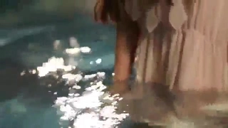 小哥的幸福生活户外双飞风骚两姐妹，全程露脸草完年轻的妹妹干骚姐姐，暴力草嘴后入骚臀，不断抽插浪叫不止