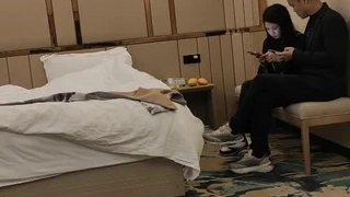 来自单亲家庭的大胸女孩音羽美玲，用自己年轻的身体代替母亲充当男人的性伴侣。