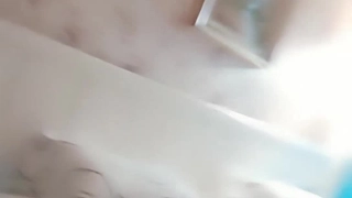 害羞的学生在教室里和老师调皮