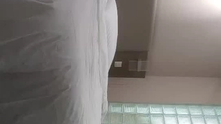 胖乎乎的少女在树林里被猛烈地操