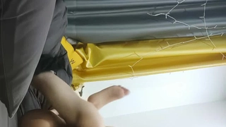 被继哥哥逮到我自慰，她来让我高潮
