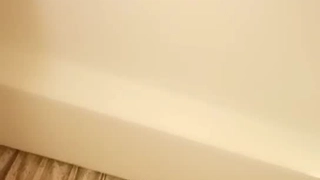 感性的日本女佣在厨房里被她的老板操了