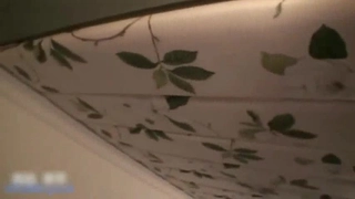 短发清纯系美女3P双男全身纹身小哥，按着双腿抽插无套内射，中场休息再来一炮